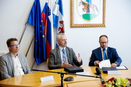 MINISTER VRTOVEC PODPIS POGODBE PIVKA 19.4.2022 - Valter Leban-8588